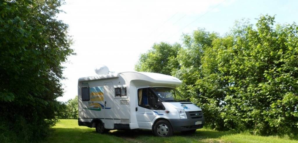 AIRE DE SERVICE DE CAMPINGCARS A LA FERME Stellplätze