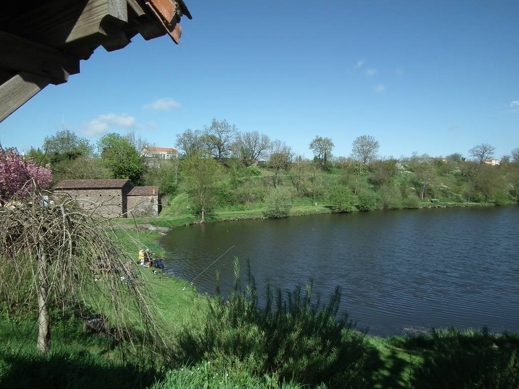 PECHE SUR L'ETANG DE ROCHEFORT Rund um das Wasser