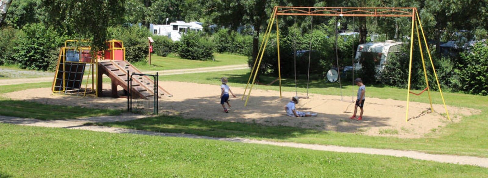 Aire d'accueil de camping-car au camping du bac de Pruille