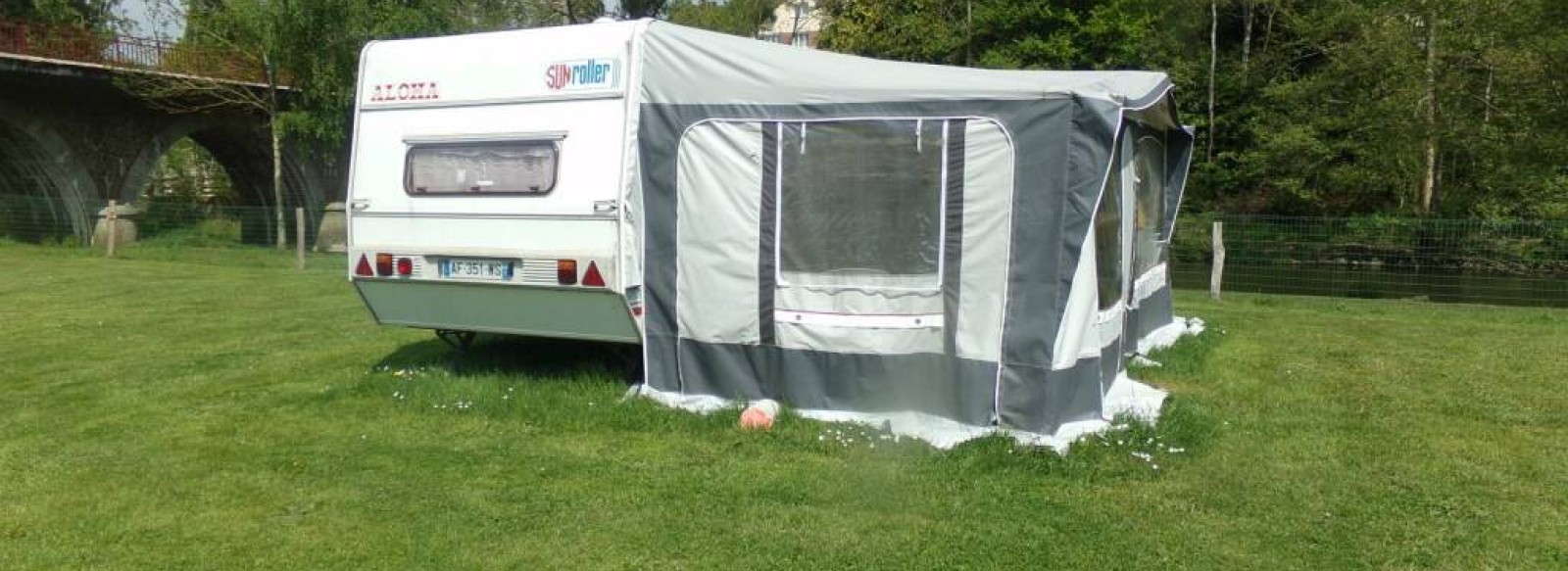 Caravane au Camping des Alpes Mancelles