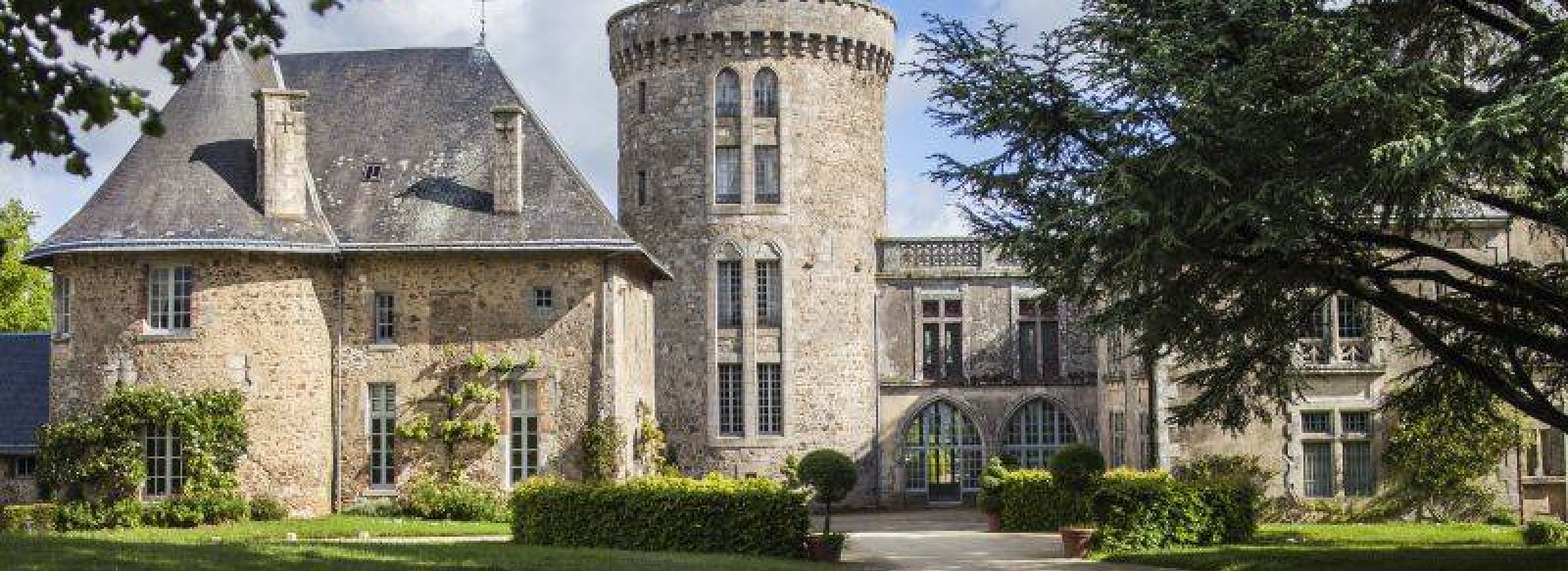 GITE CHATEAU DE LA FLOCELLIERE - LE DONJON MEDIEVAL