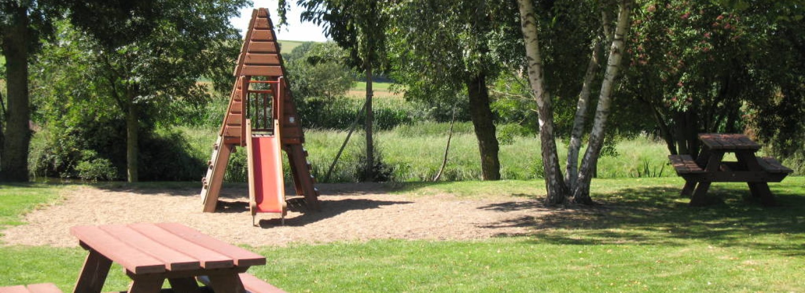 AIRE DE PIQUE-NIQUE AU BORD DU LAYON - SAINT AUBIN DE LUIGNE