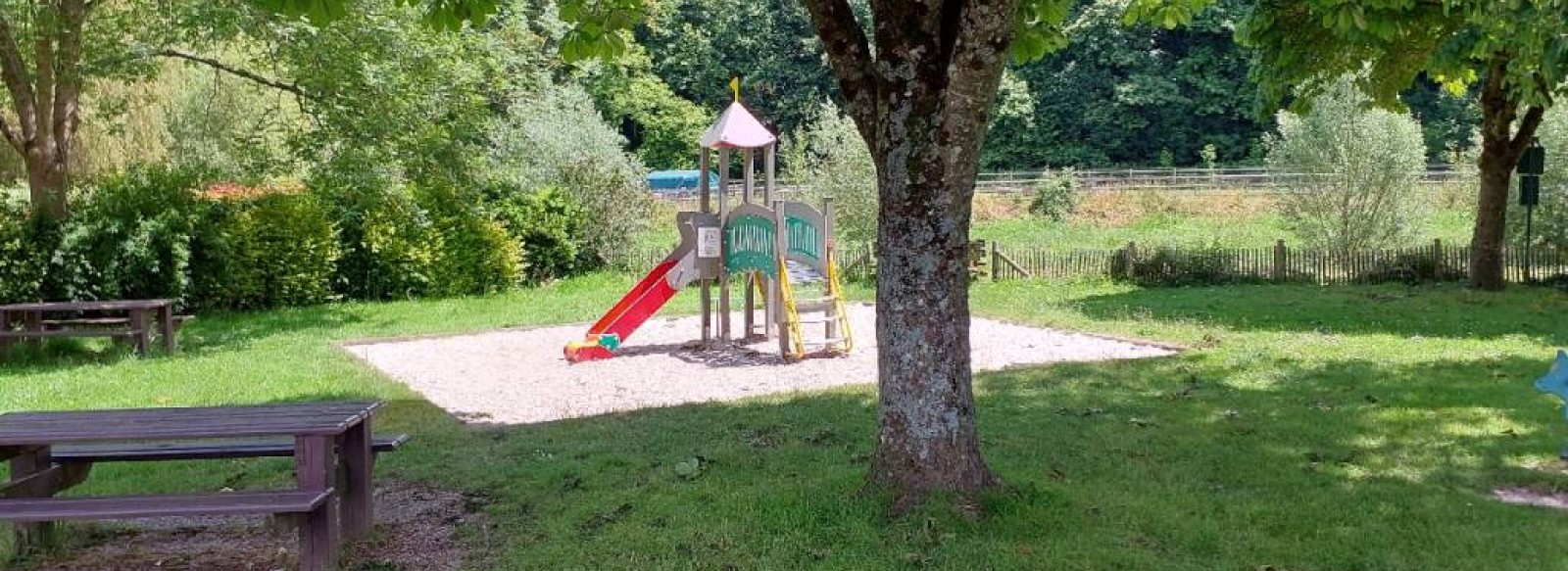 Aire de pique-nique au bord de la Jouanne a Montsurs